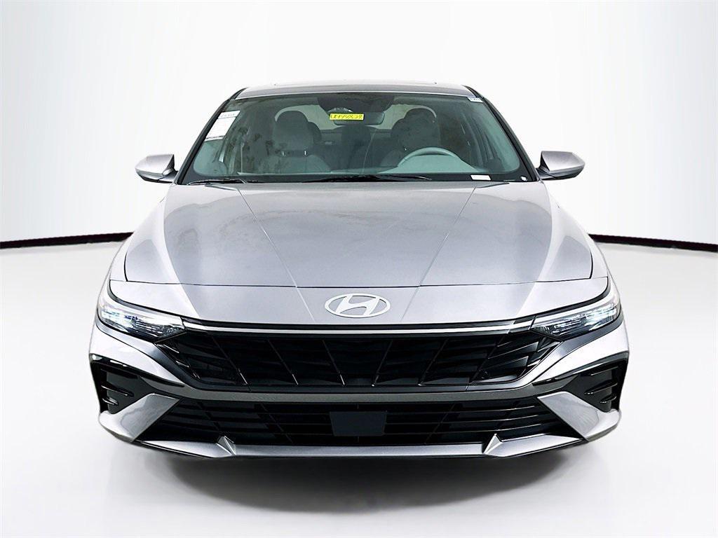 2025 Hyundai Elantra SEL Convenience photo 2