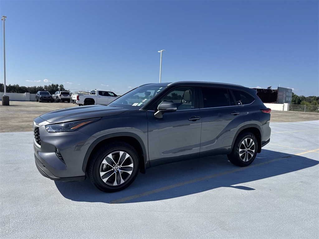 2023 Toyota Highlander Hybrid XLE photo 2