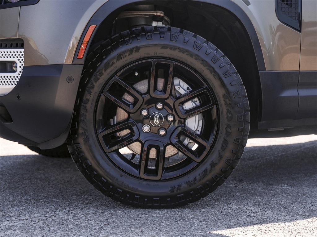 2024 Land Rover Defender 110 S photo 2