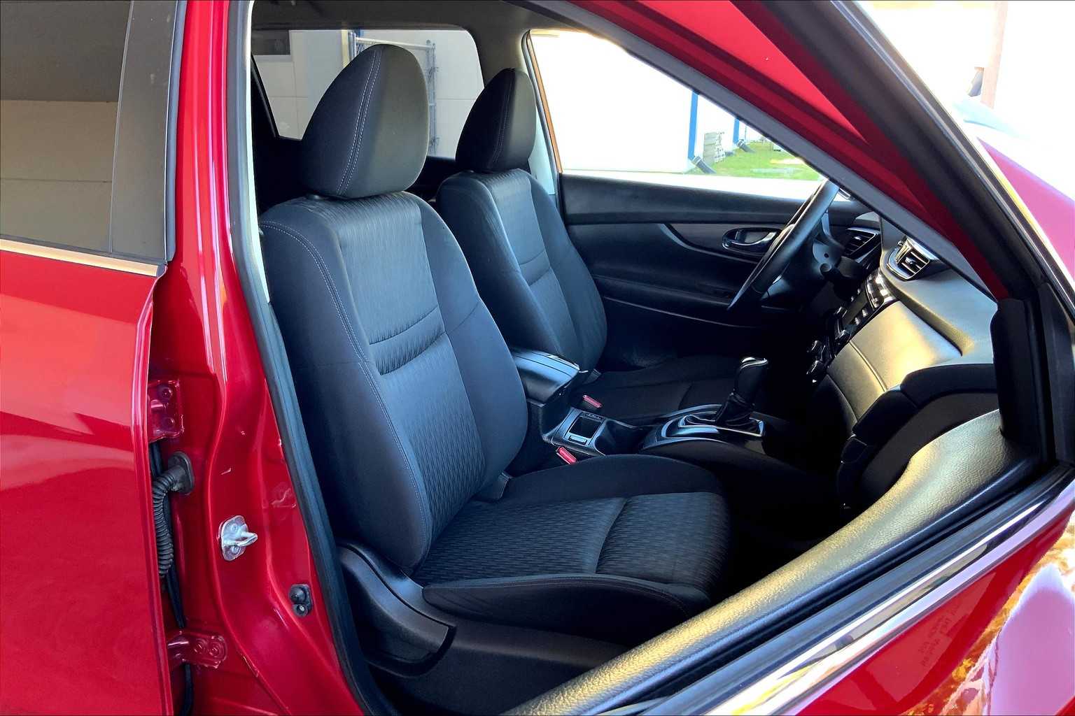 2017 Nissan Rogue SV photo 8