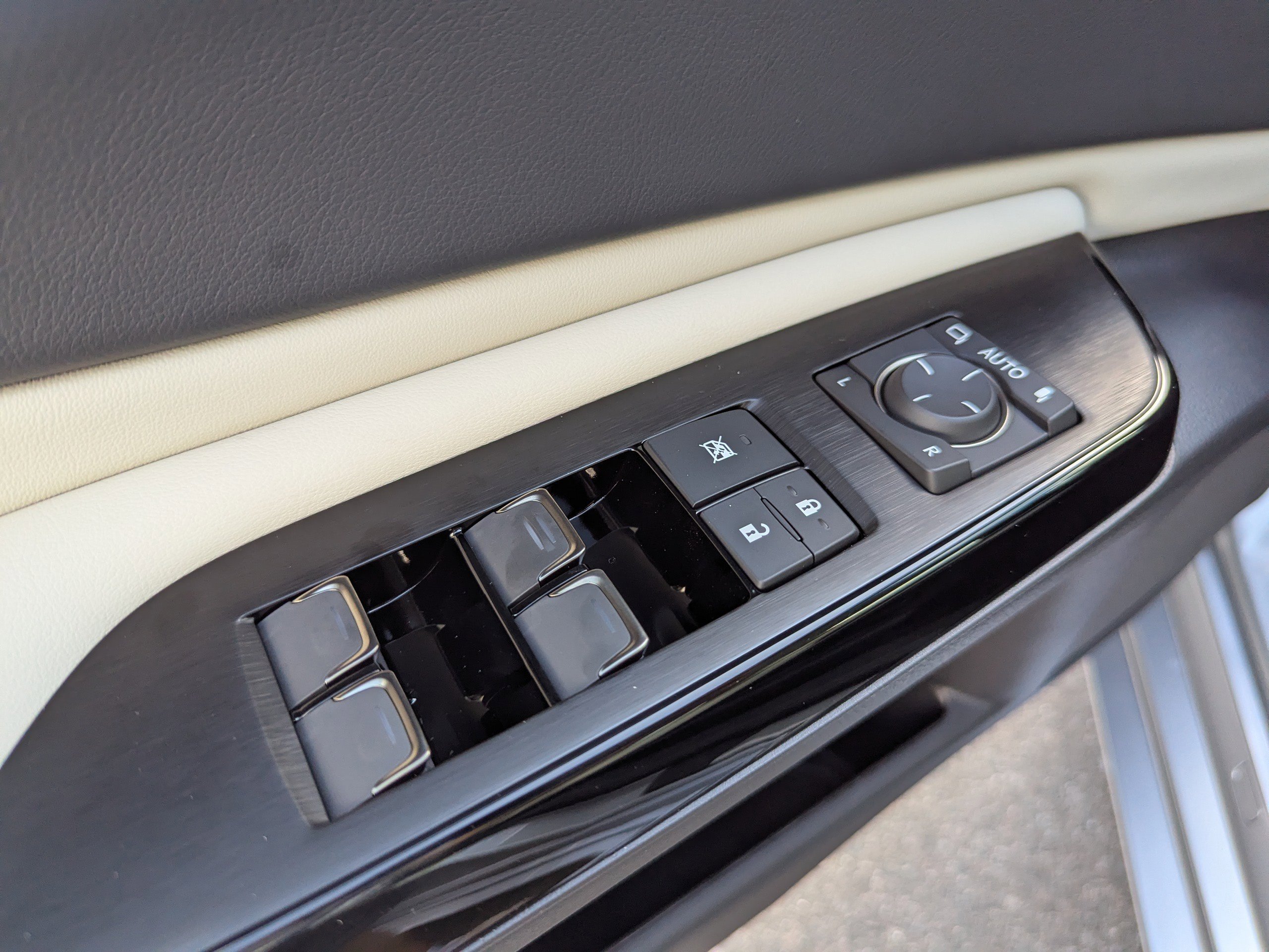 2025 Lexus ES 300h photo 17