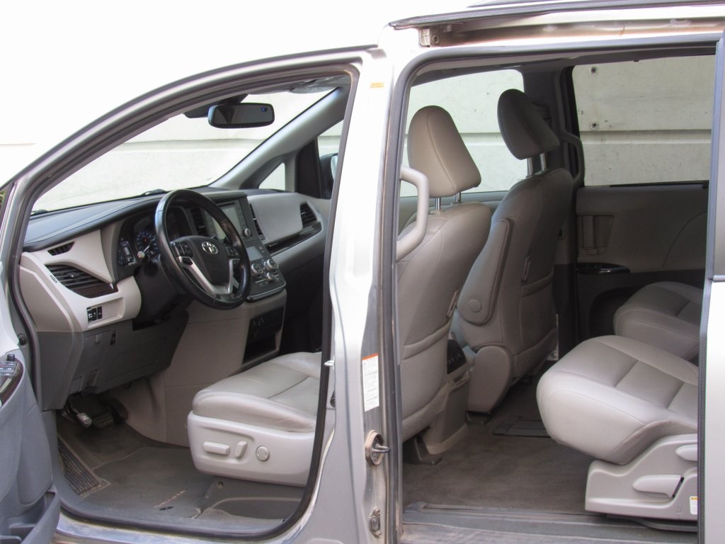 2018 Toyota Sienna XLE photo 12