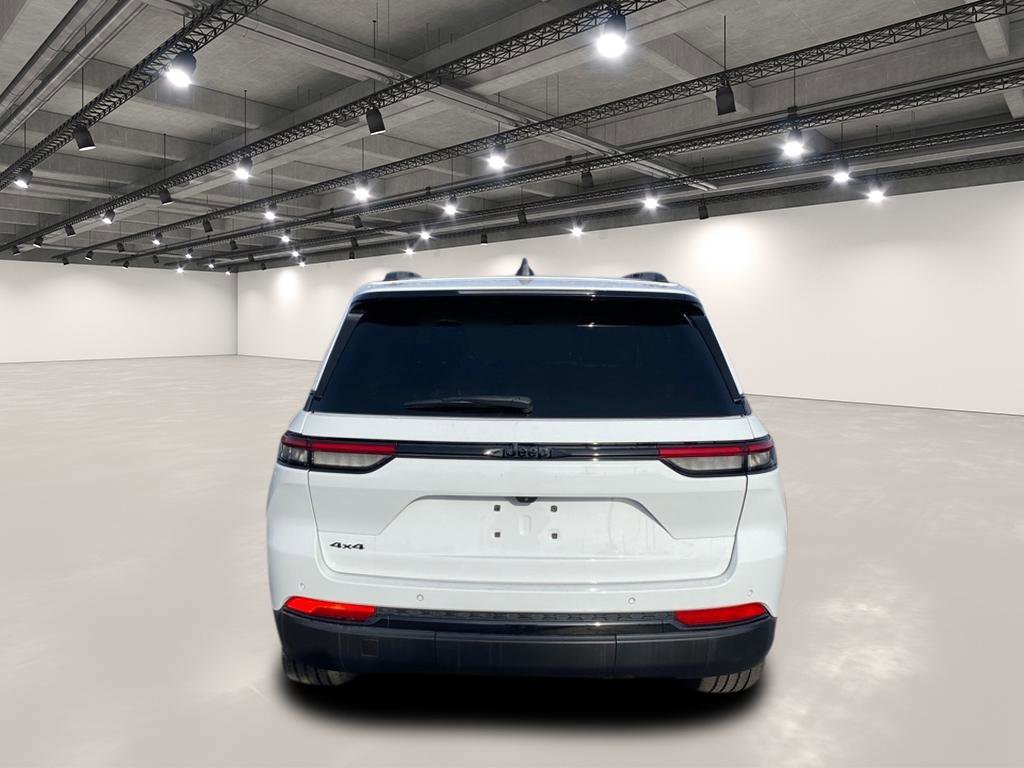 2023 Jeep Grand Cherokee Altitude photo 3