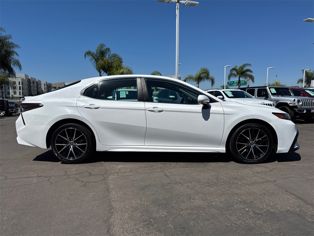 2022 Toyota Camry SE photo 7