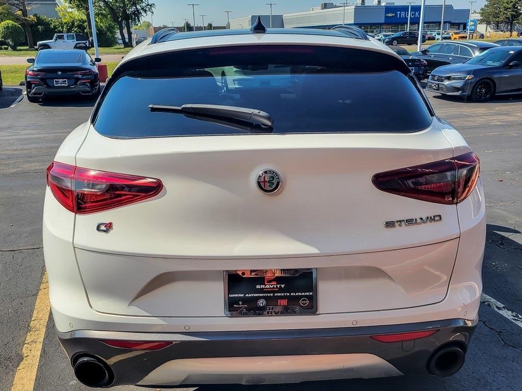 2022 Alfa Romeo Stelvio Ti photo 4