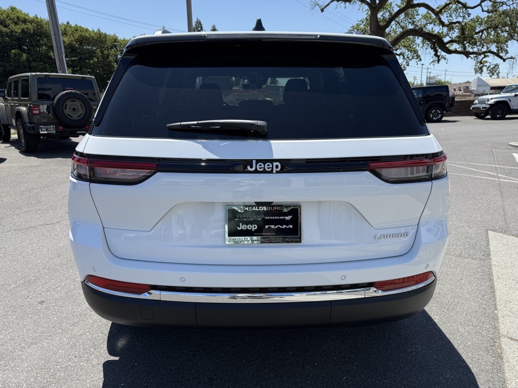 2025 Jeep Grand Cherokee Laredo photo 4