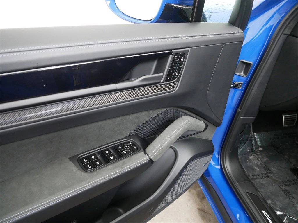 2025 Porsche Cayenne GTS photo 17