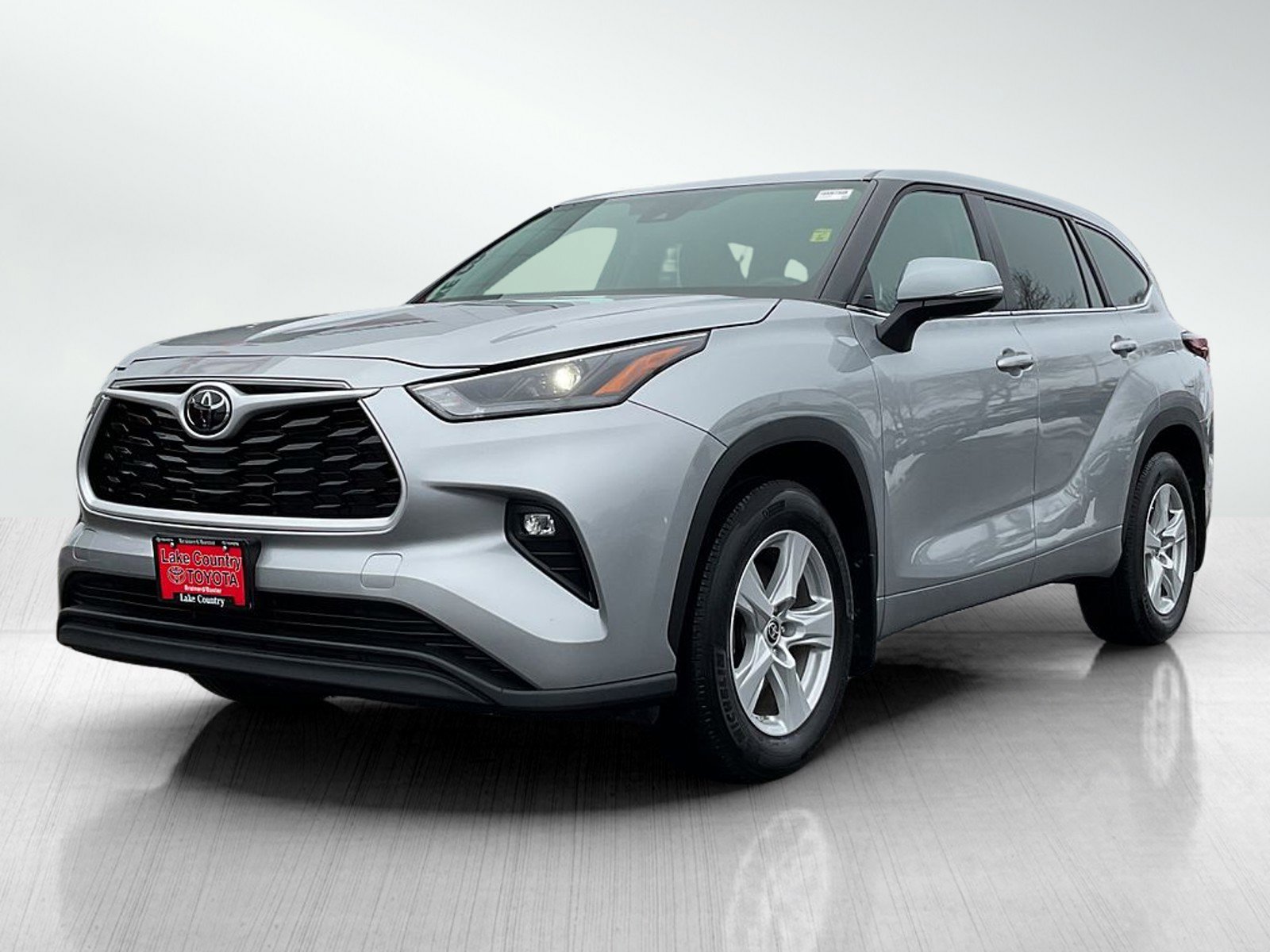 2024 Toyota Highlander LE's photo