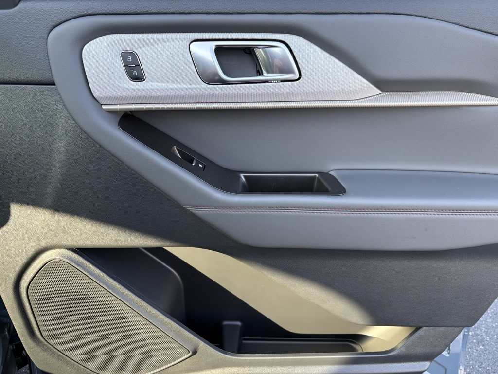 2025 Ford Explorer photo 29