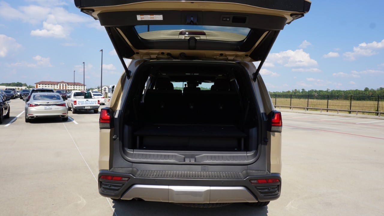 2025 Lexus LX photo 33
