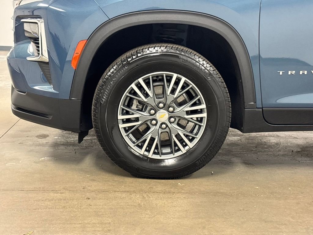 2025 Chevrolet Traverse photo 2