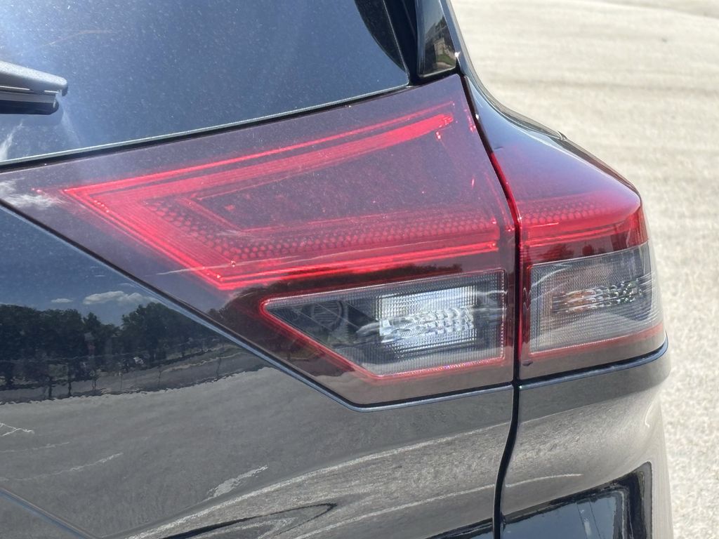 2025 Nissan Rogue Platinum photo 3