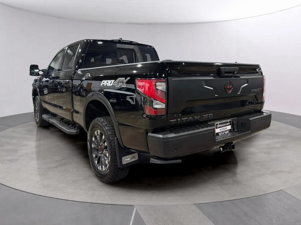 2024 Nissan Titan Crew Cab photo 6