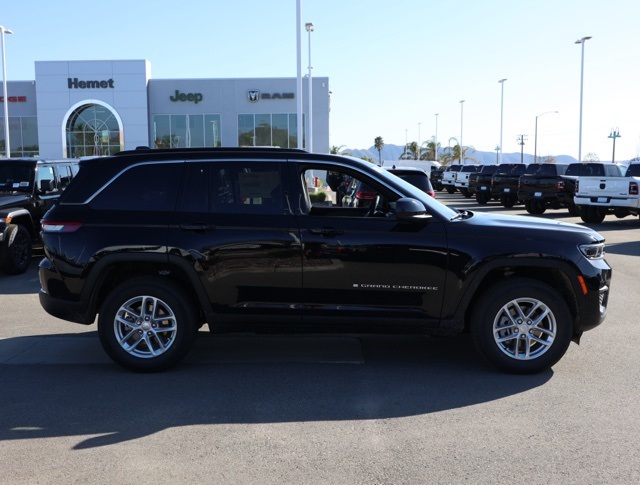 2025 Jeep Grand Cherokee Laredo X photo 2