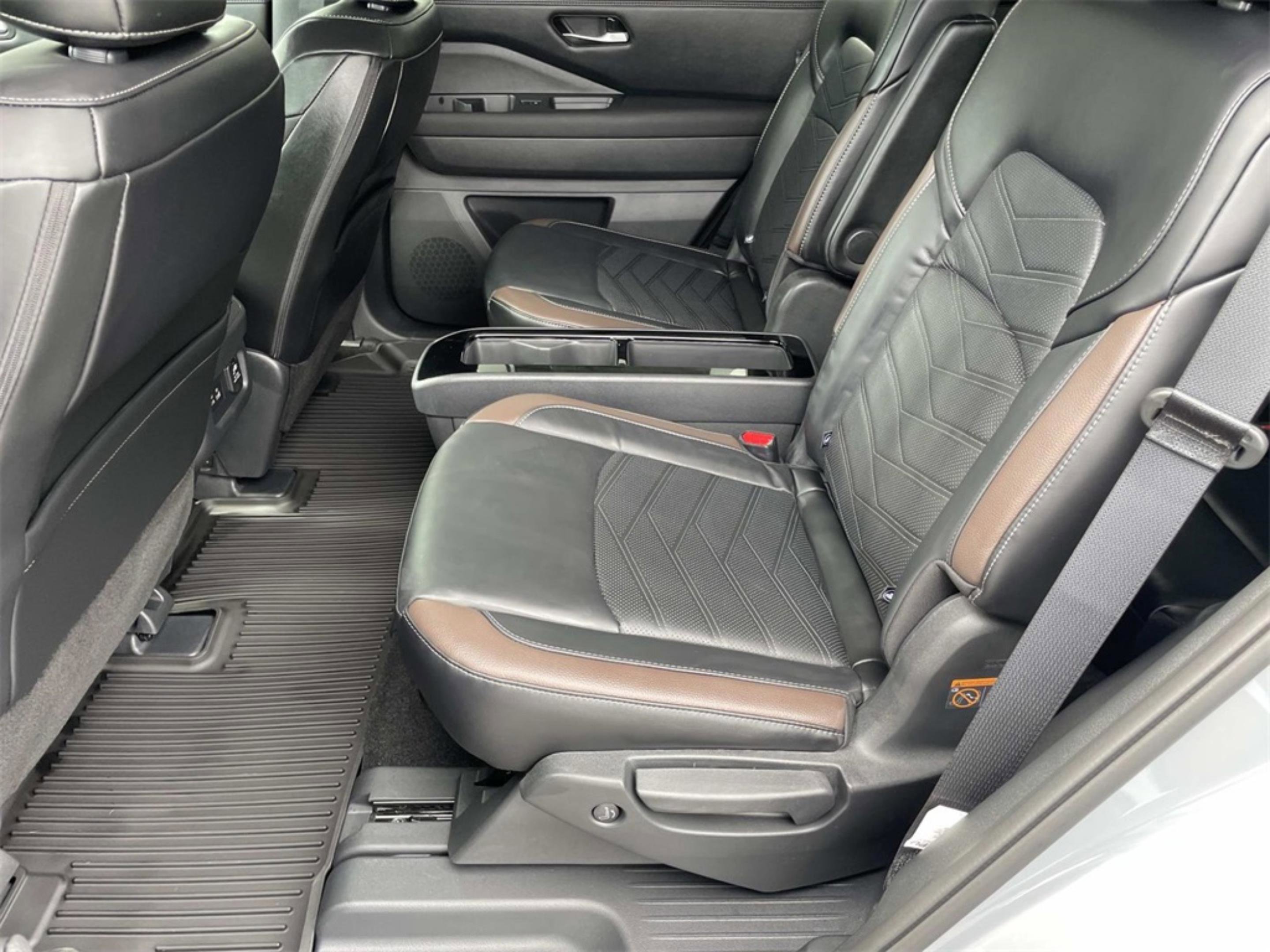 2025 Nissan Pathfinder Platinum photo 5