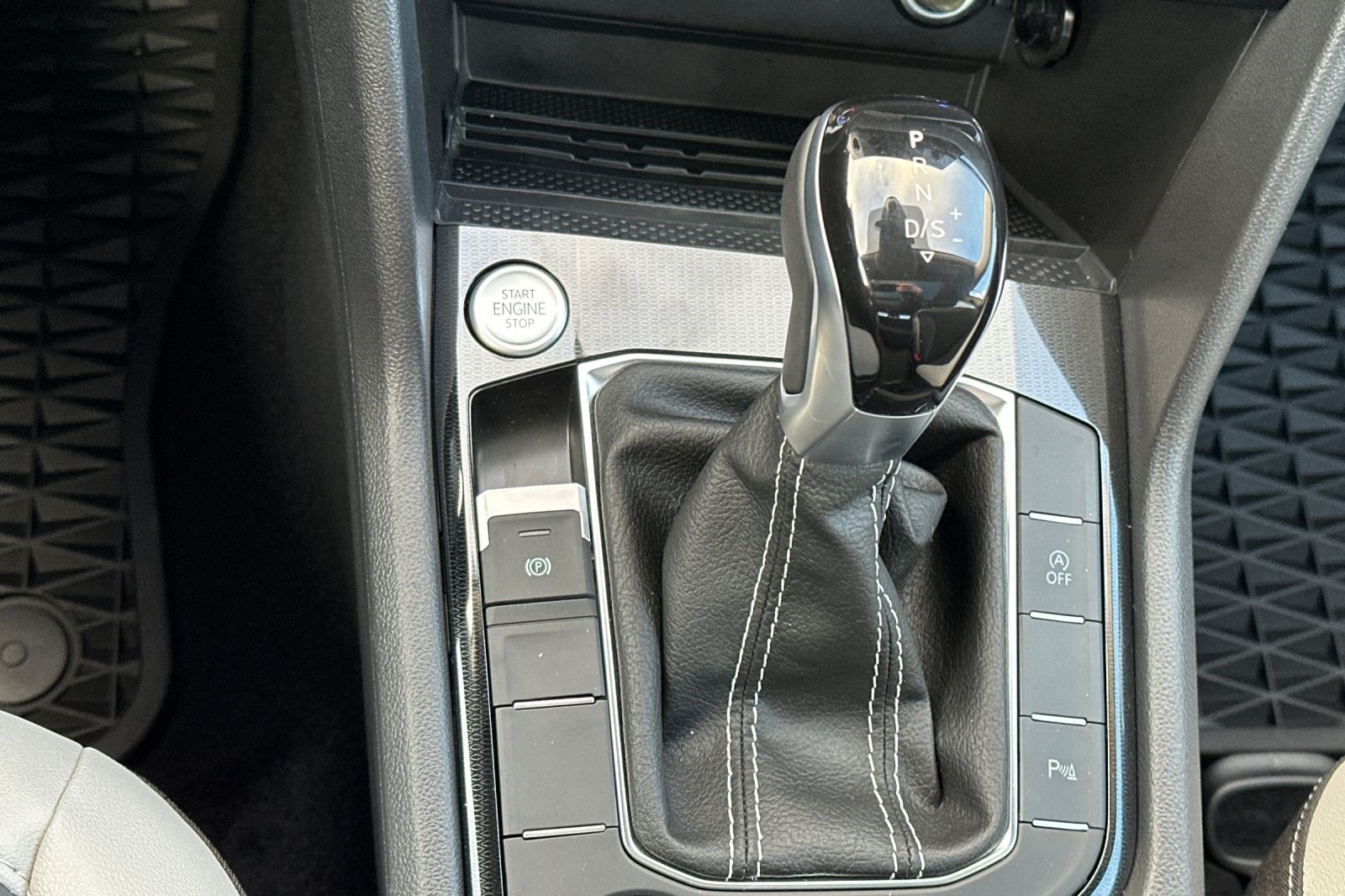 2025 Volkswagen Taos SE photo 19