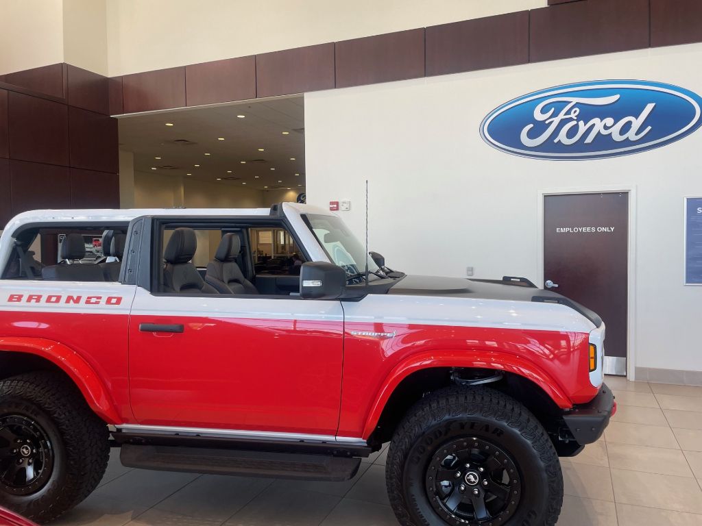 2025 Ford Bronco First Edition photo 2