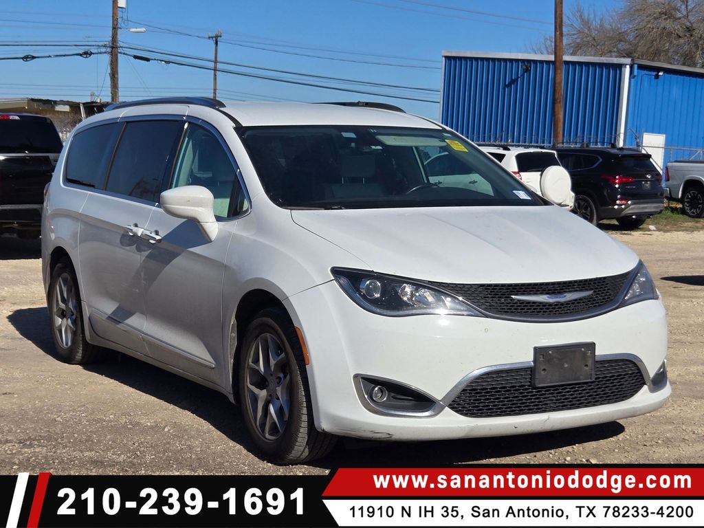2018 Chrysler Pacifica Touring L's photo
