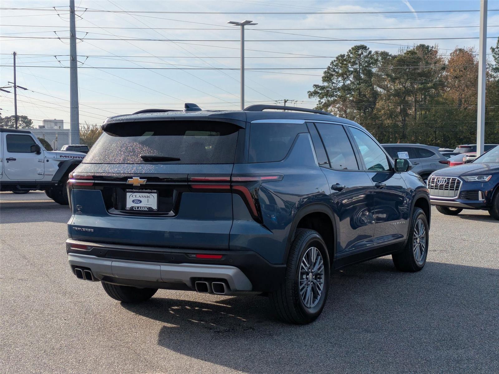 2025 Chevrolet Traverse photo 2