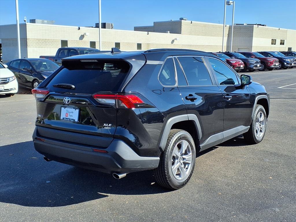 2022 Toyota RAV4 XLE photo 2