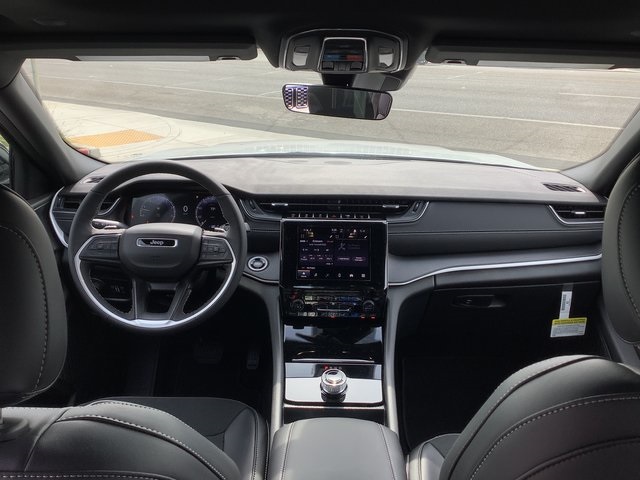 2025 Jeep Grand Cherokee Altitude photo 4