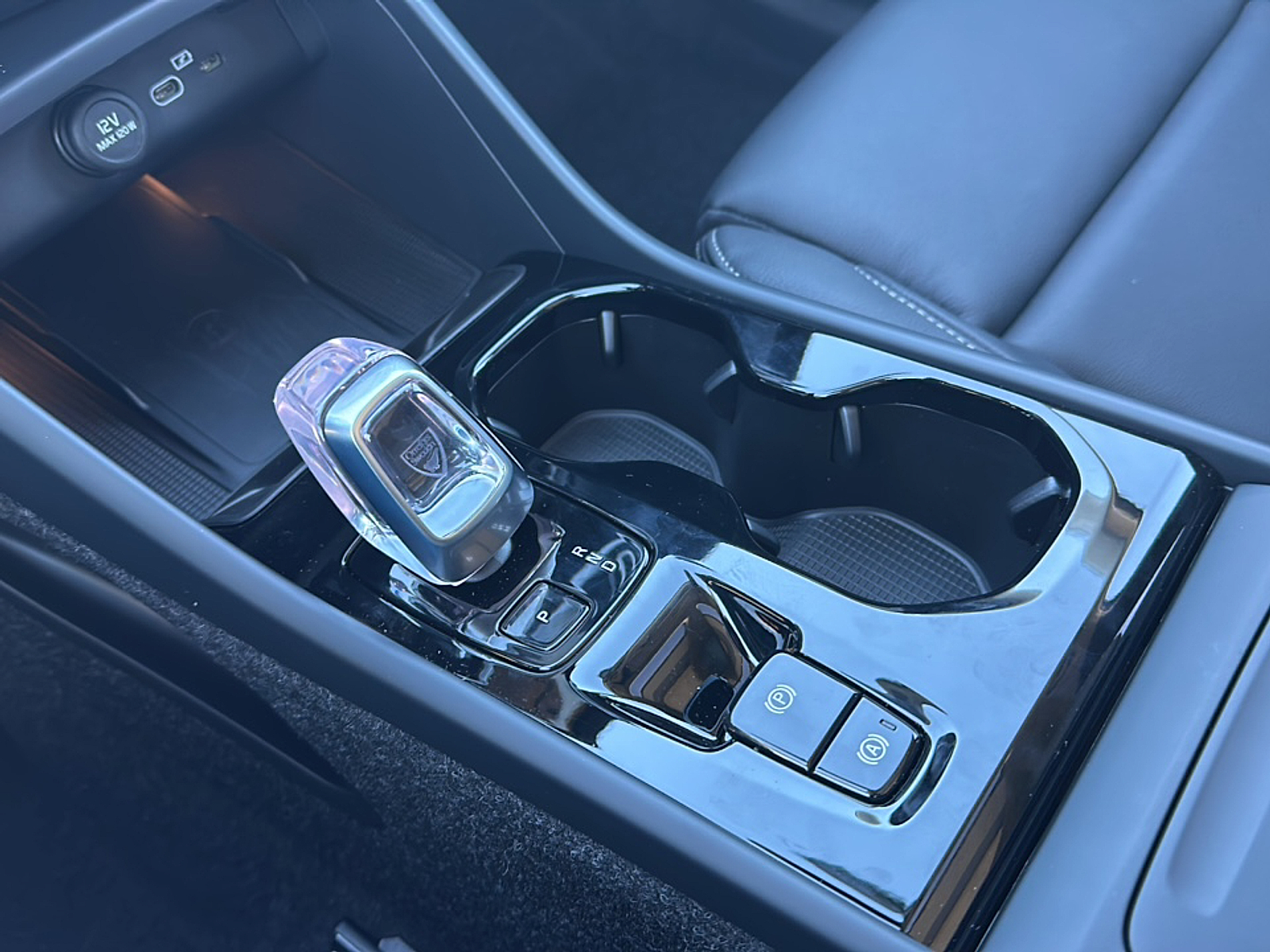 2025 Volvo XC40 photo 13