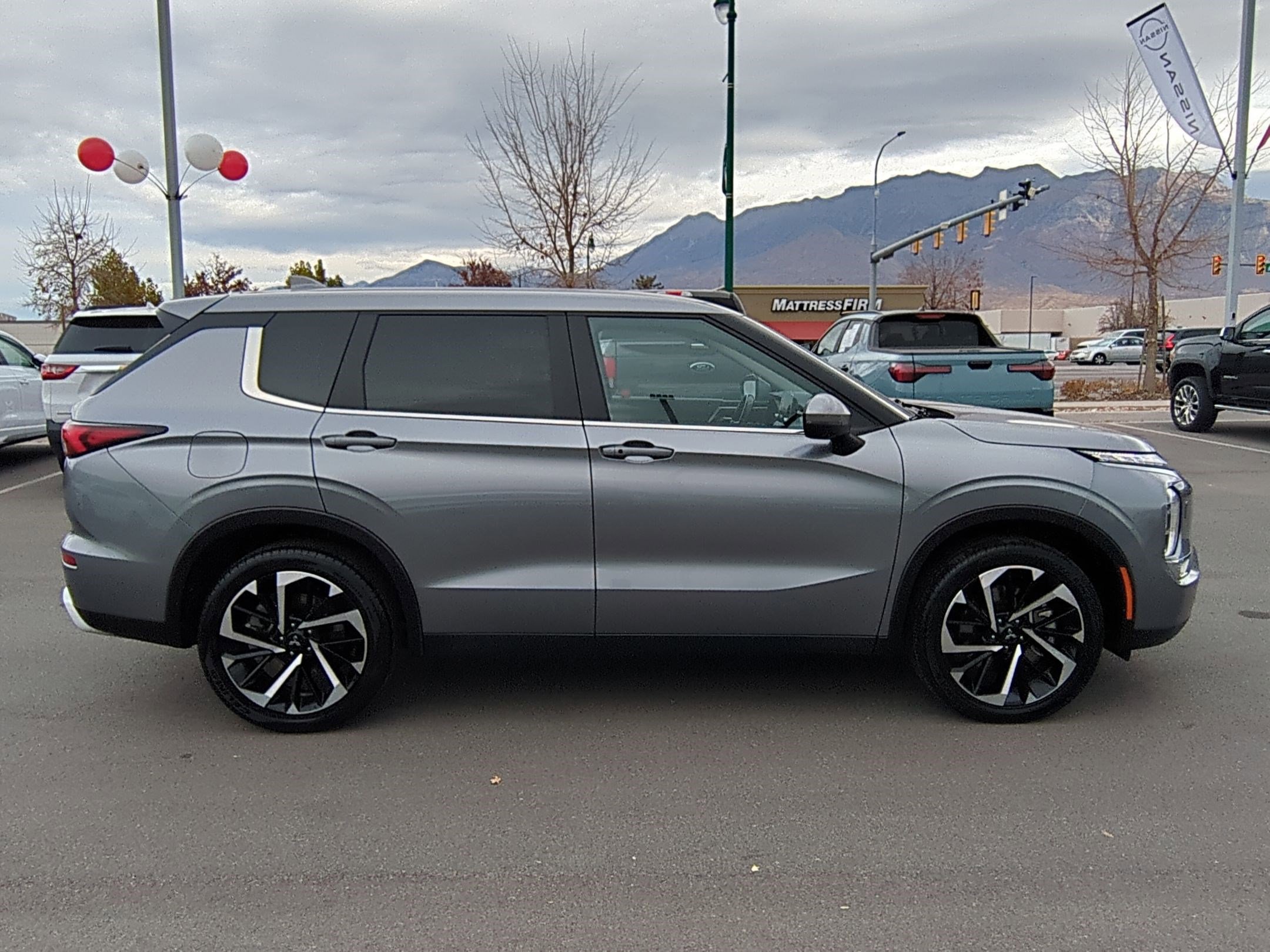 2024 Mitsubishi Outlander SE photo 2