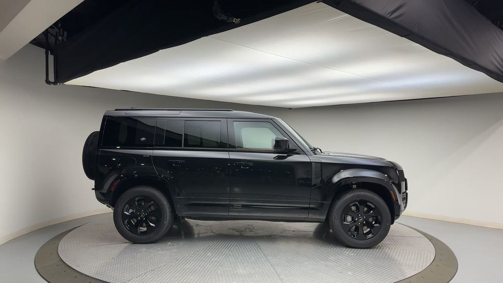 2024 Land Rover Defender 110 X-Dynamic SE photo 8