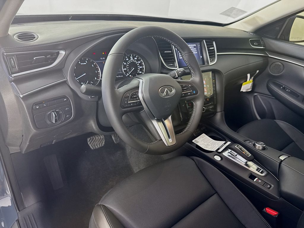 2025 Infiniti QX50 Luxe photo 7