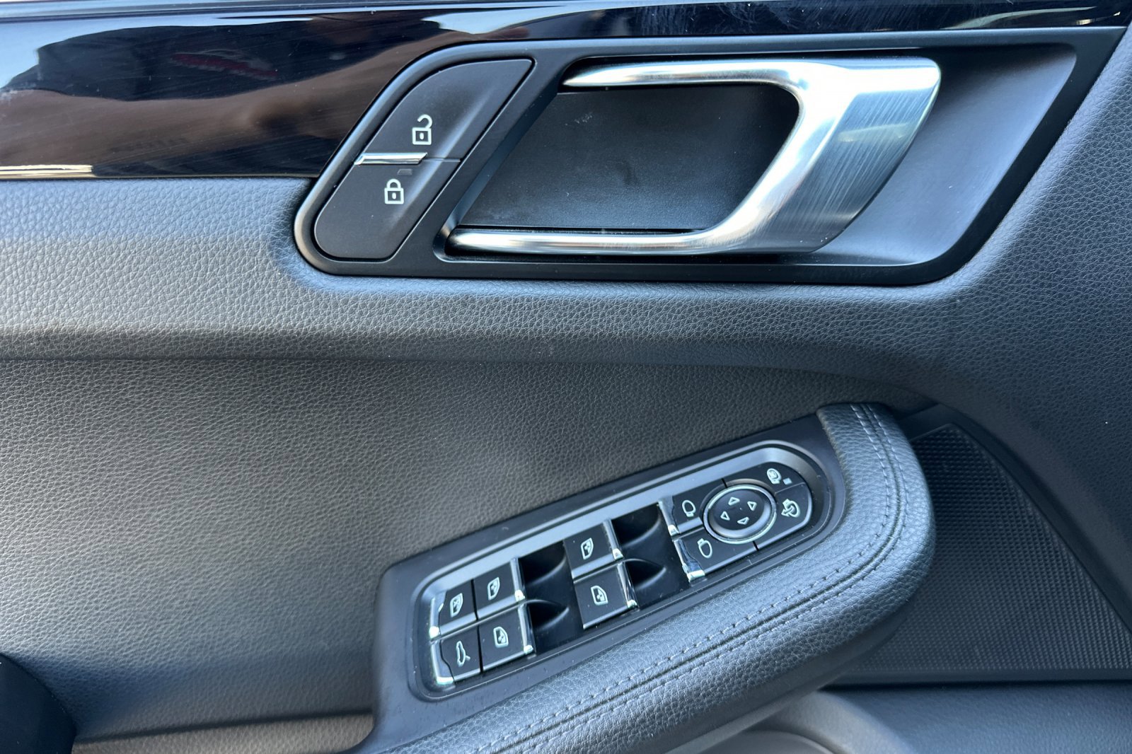 2021 Porsche Macan Base photo 10
