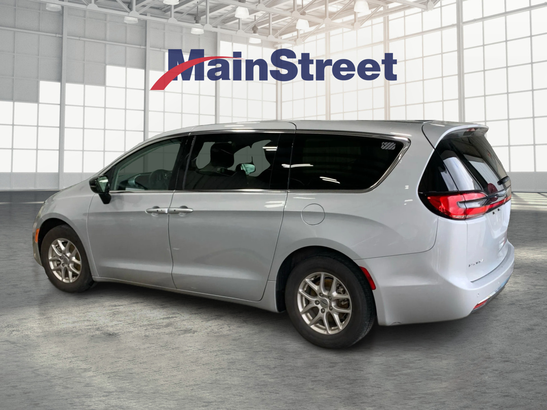 2024 Chrysler Pacifica Touring L photo 3