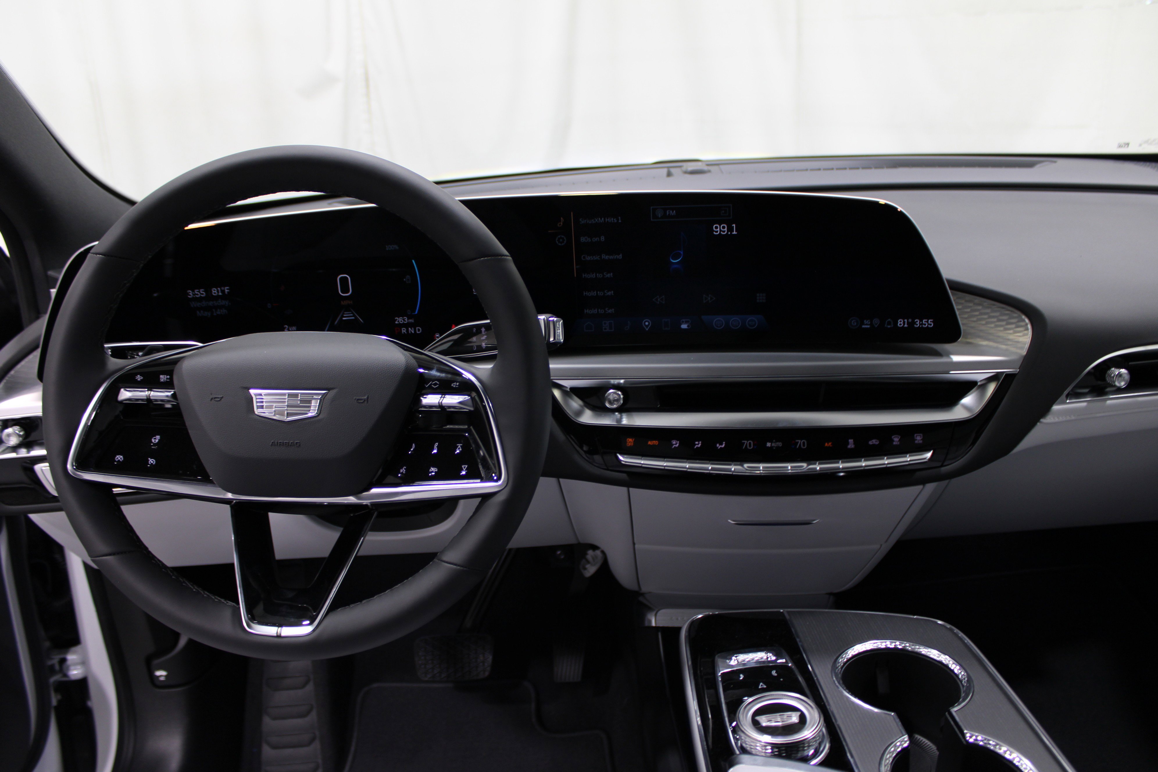 2025 Cadillac Lyriq Luxury photo 2