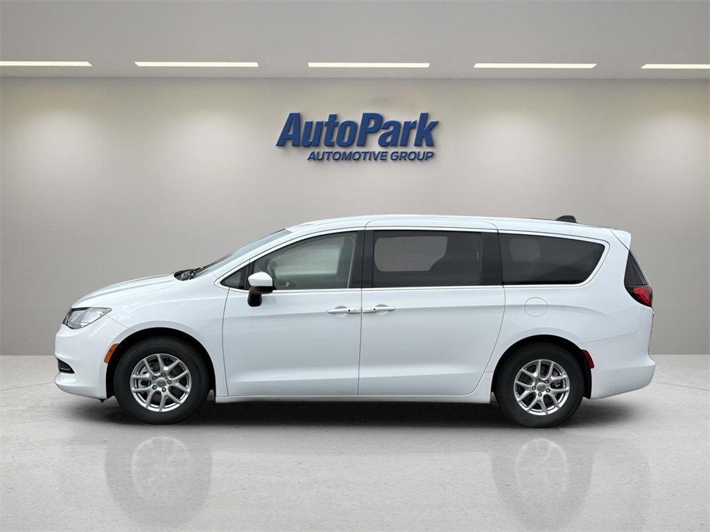 2023 Chrysler Voyager LX photo 4