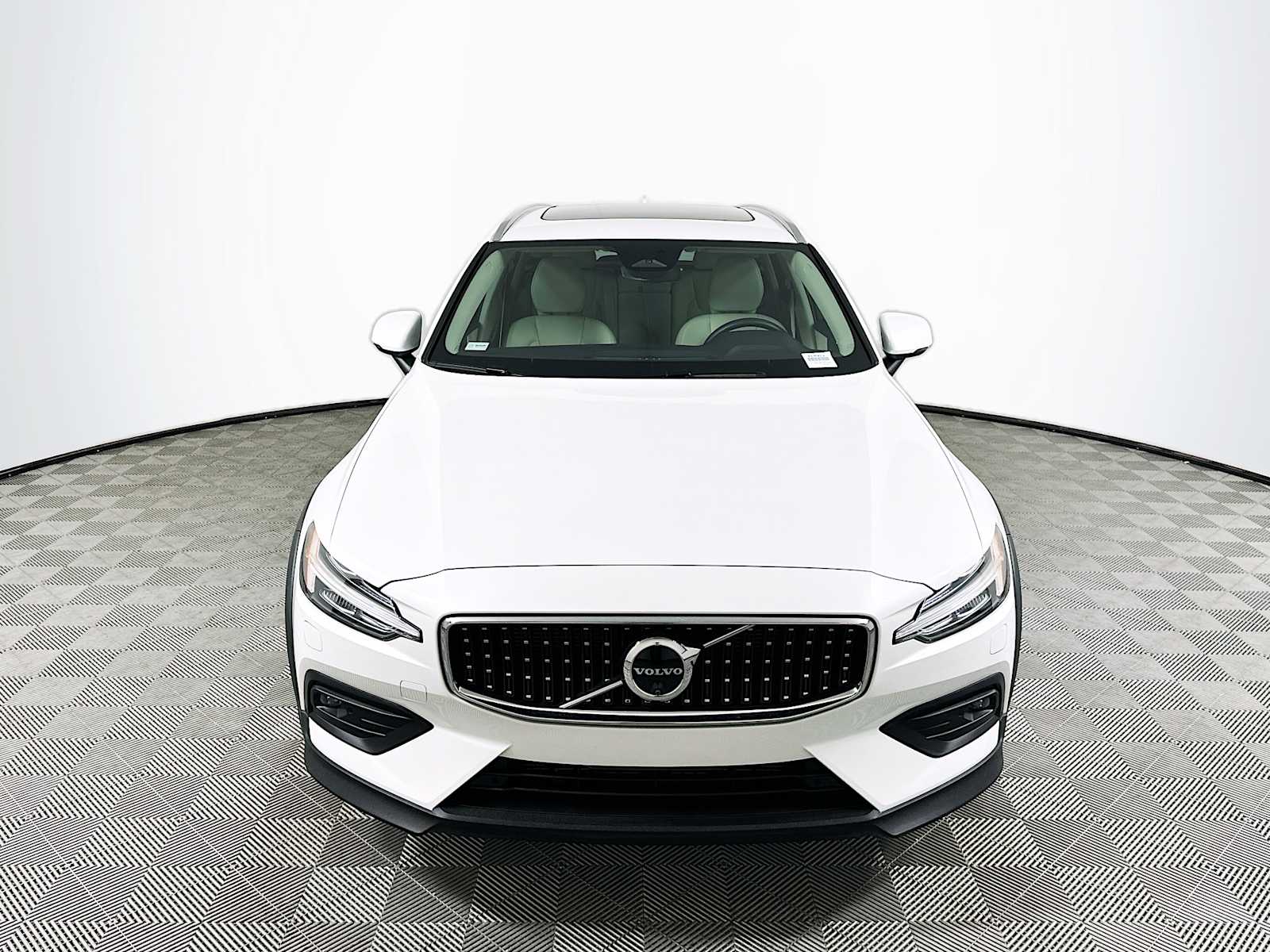 2025 Volvo V60 Cross Country B5 AWD Plus photo 2