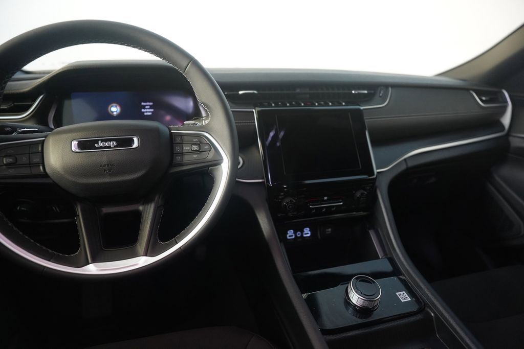 Used 2025 White Jeep Laredo image 23