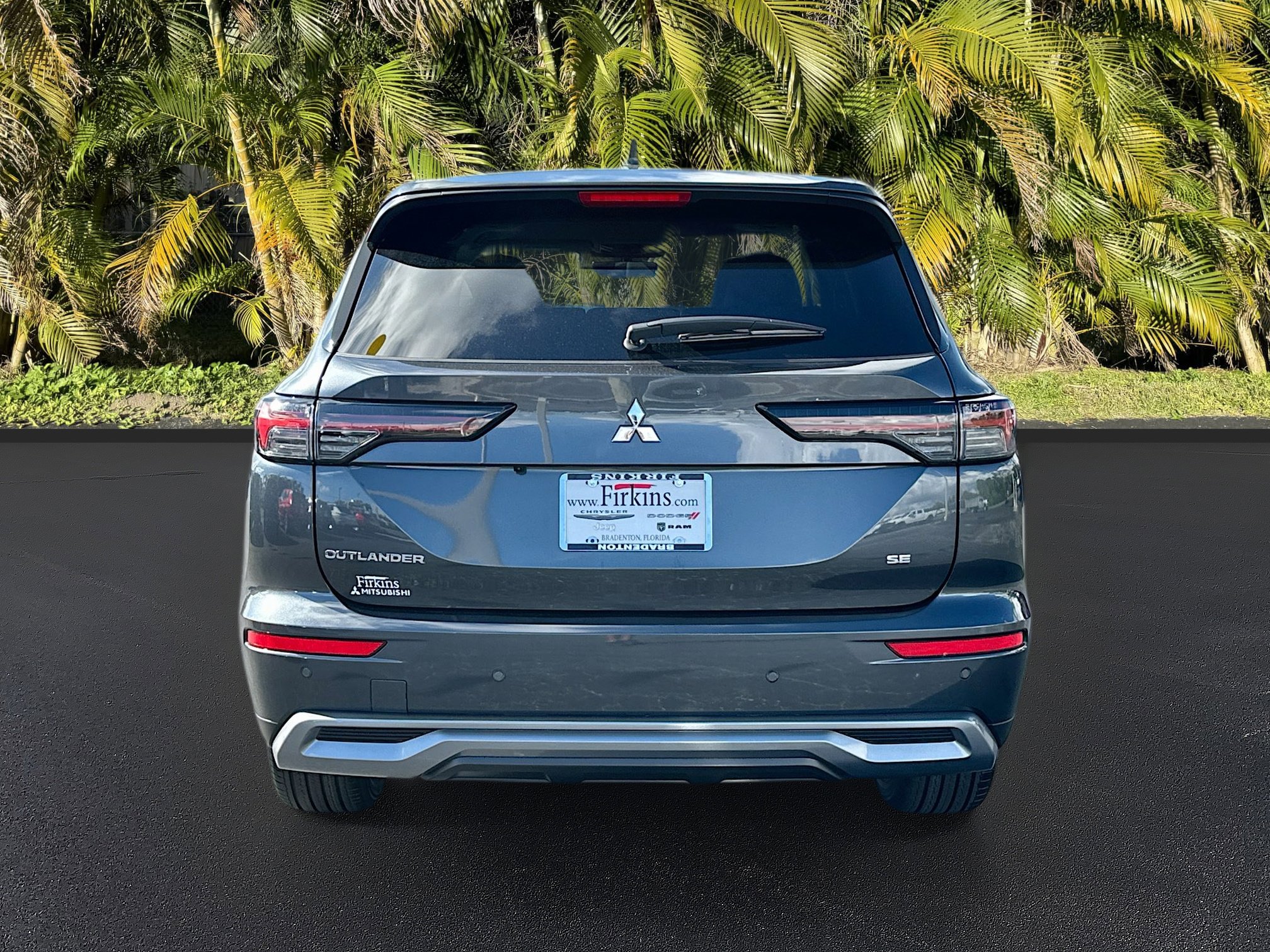 2025 Mitsubishi Outlander SE photo 4