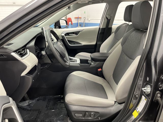 2024 Toyota RAV4 XLE photo 3