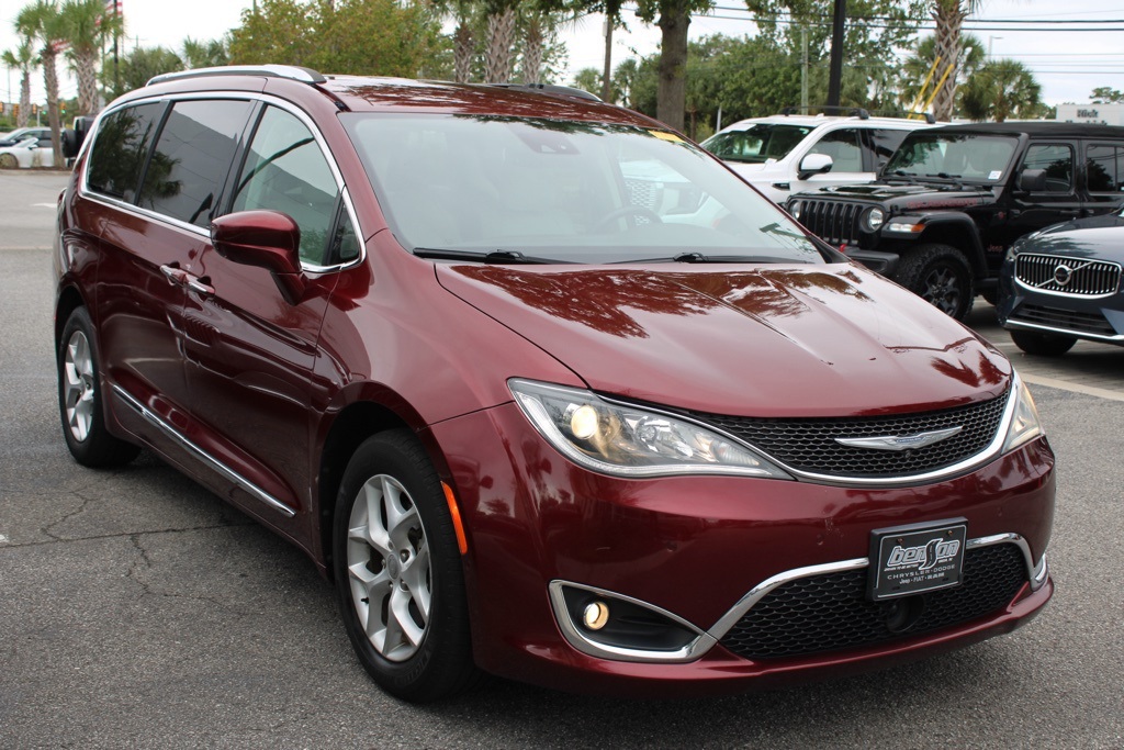 2017 Chrysler Pacifica Touring Plus photo 3