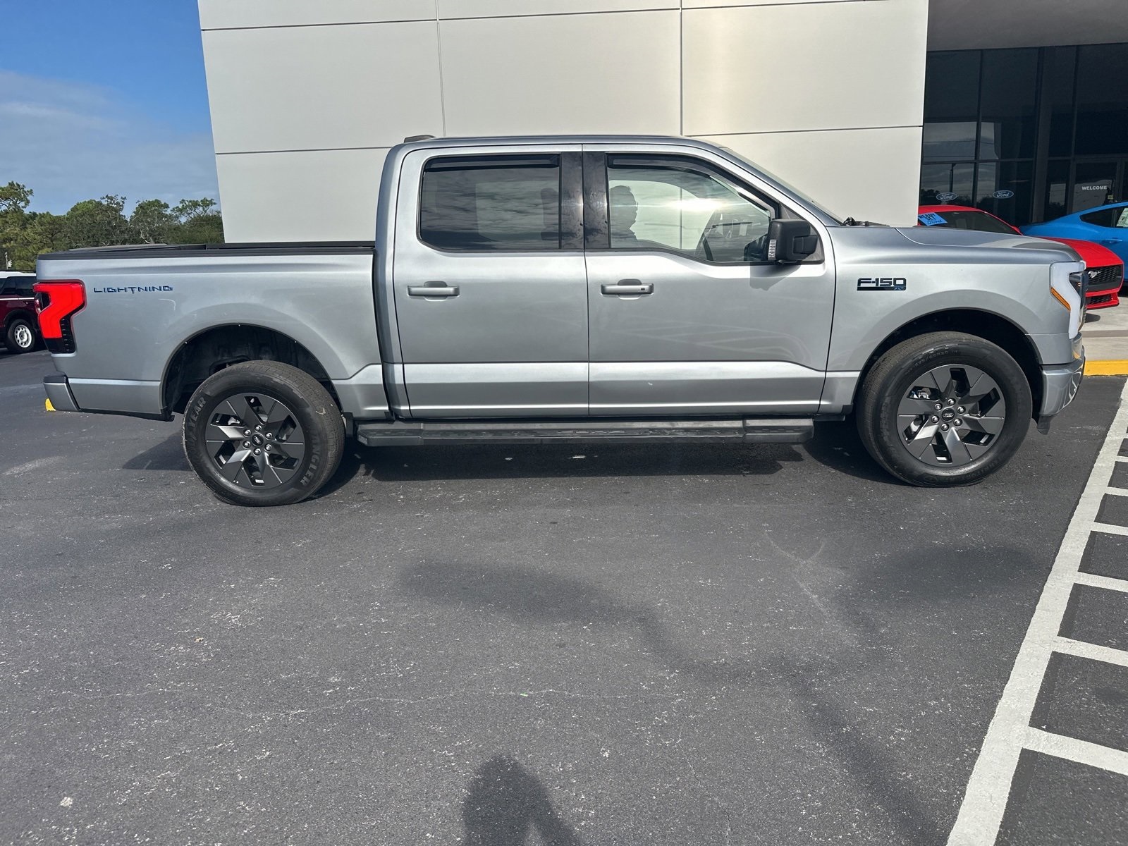 2023 Ford F-150 Lightning XLT photo 3