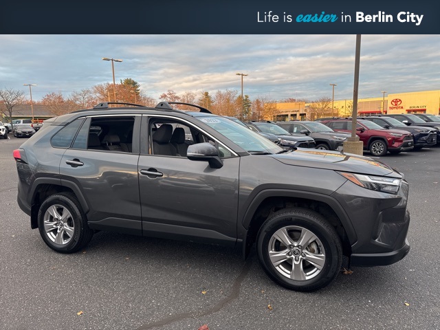 2022 Toyota RAV4 XLE's photo