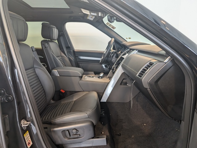 2025 Land Rover Discovery SE photo 29
