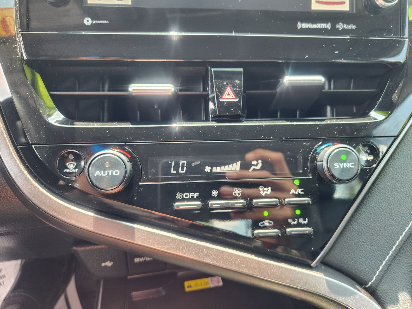 2022 Toyota Camry Hybrid XSE photo 19