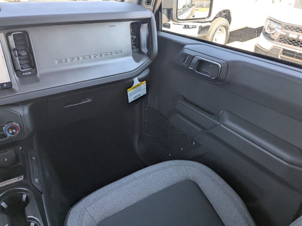 2025 Ford Bronco Base photo 16
