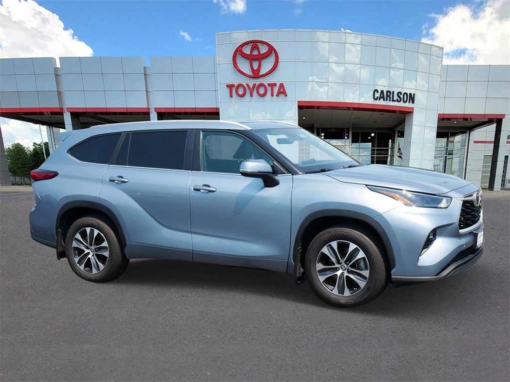 Used 2023 Toyota Highlander XLE with VIN 5TDKDRBH3PS043923 for sale in Minneapolis, Minnesota