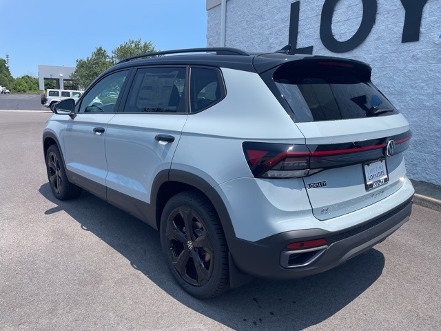 2025 Volkswagen Taos SE photo 4