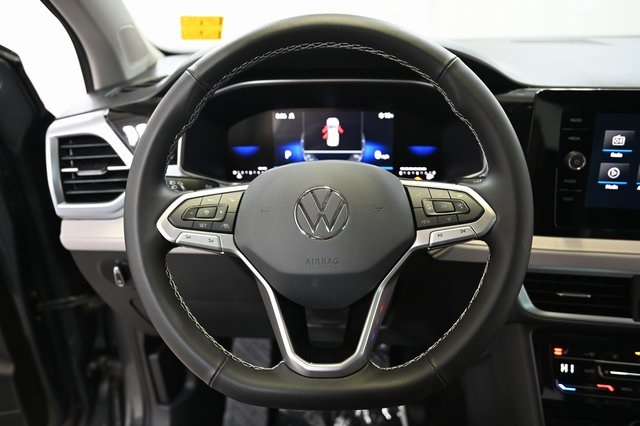 2025 Volkswagen Taos SE photo 3