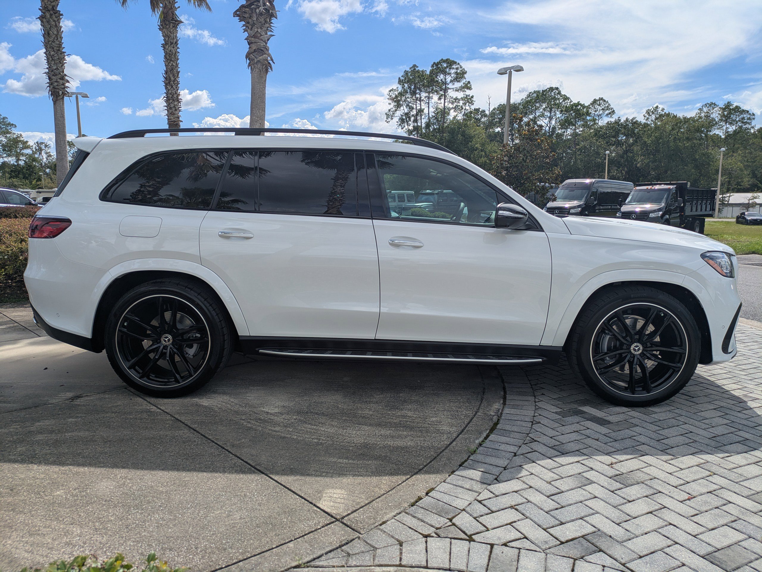 2025 Mercedes Benz GLS 450 4MATIC photo 4