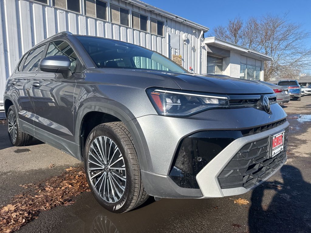 2025 Volkswagen Taos SE photo 3
