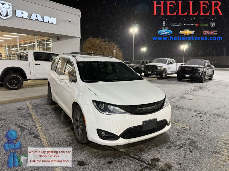2019 Chrysler Pacifica Limited's photo