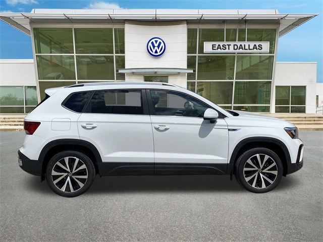 2024 Volkswagen Taos SE photo 2